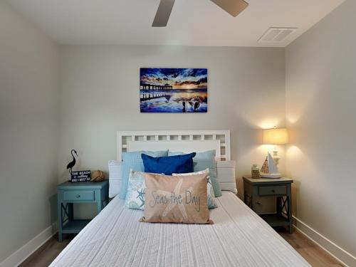 una camera da letto con un letto bianco e due tavoli blu di Holiday Hideaway a Rockport