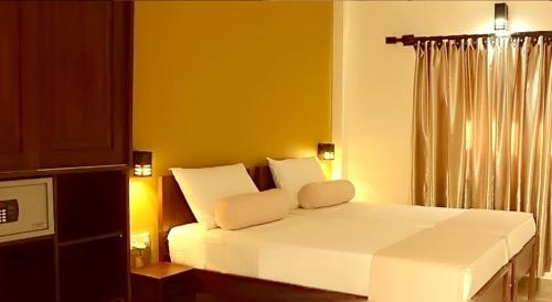 Postel nebo postele na pokoji v ubytování Inlak Garden Hotel
