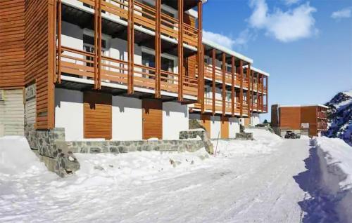 un bâtiment avec de la neige devant lui dans l'établissement Nice Apartment In Bagnères-De-Bigorre, à Bagnères-de-Bigorre