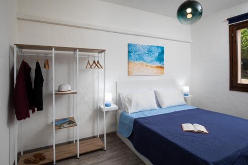 ein kleines Schlafzimmer mit einem blauen Bett und einem Schrank in der Unterkunft Casa Mediterraneo Santa Teresa di Gallura in Porto Pozzo