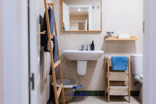 un baño con lavabo y espejo en Al Alba Townhouse with Community Pool and Padel, en La Herradura