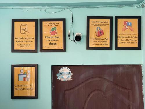 una porta con delle foto su un muro accanto a una porta di Hashtag Traveller's Ayodhya a Ayodhya