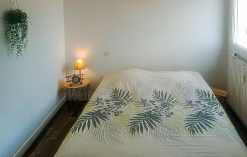 Кровать или кровати в номере Lovely Apartment In Carpentras With Wifi