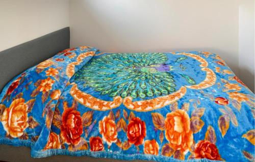 una cama con un edredón azul con un patrón de pulpo en Amazing Home In Mariefred With Kitchen en Mariefred