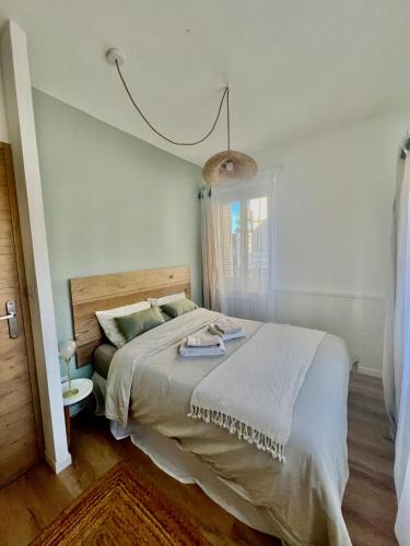 une chambre avec un lit et une fenêtre dans l'établissement Cocon de mimi, à Aix-les-Bains