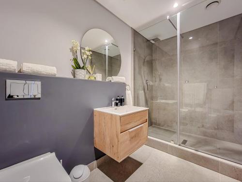 ケープタウンにあるAlbany - Sea Point Accommodationの洗面台とシャワー付きのバスルーム