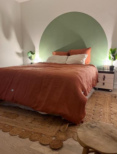 1 dormitorio con 1 cama grande y un gran circleigunigunigunigun en Parisian cocoon- Luxembourg garden- Independant en París