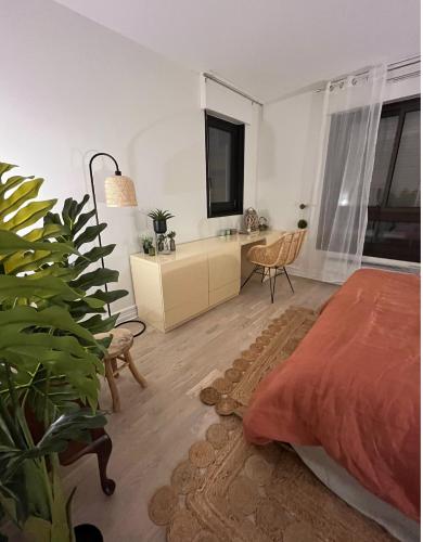 une chambre avec un lit et un bureau dans l'établissement Parisian cocoon- Luxembourg garden- Independant, à Paris