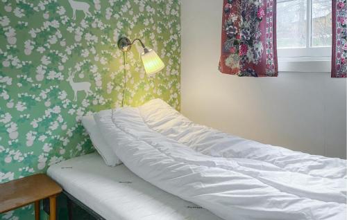 Tempat tidur dalam kamar di 2 Bedroom Lovely Home In Innfjorden