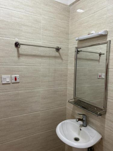 y baño con lavabo y espejo. en mopearlz skyhorse apartment, en Nairobi
