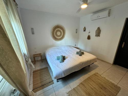 een slaapkamer met een bed in een kamer bij Casa El Mirador in Calpe