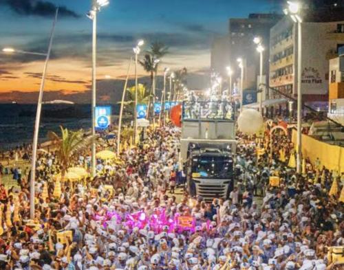 uma grande multidão de pessoas em pé em uma rua em Lugar para casal na Barra. em Salvador