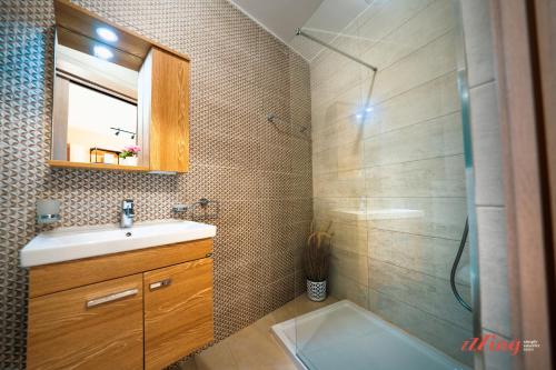 ein Bad mit einem Waschbecken und einer Dusche in der Unterkunft Stylish Duplex Holiday Retreat - C41 in St Paul's Bay