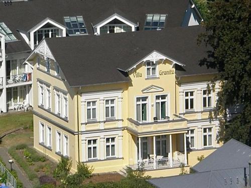 ゲーレンにあるVilla Granitz - Ferienwohnung 45466 (Sassnitz)の黒屋根の黄色い家