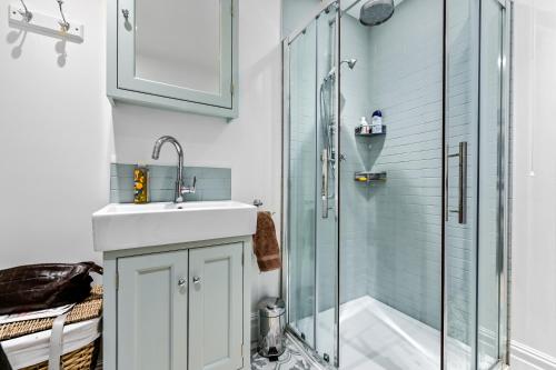bagno con lavandino e doccia di Luxury Apartment with parking Central Maidenhead a Maidenhead
