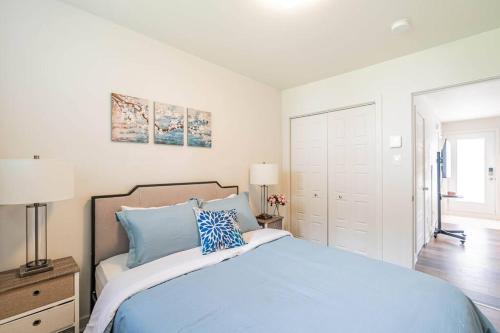 a bedroom with a blue bed and a white wall at Free Parking - Best Travel by Zen Living in Longueuil
