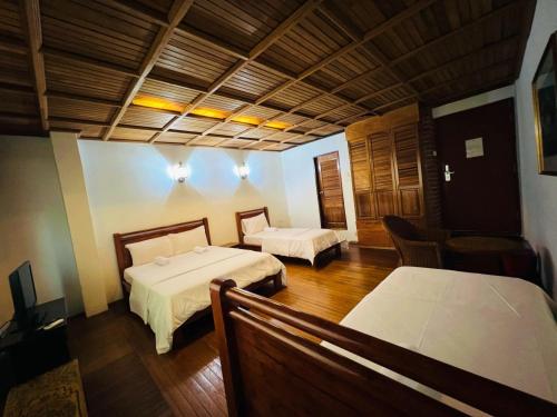 a bedroom with two beds in a room at i villa inn in Kuala Lumpur