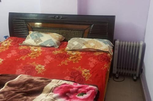 Een bed of bedden in een kamer bij Independent Flat In Ghaziabad