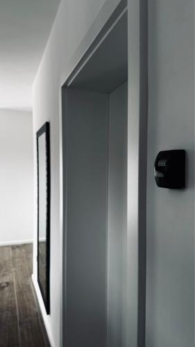 um corredor com uma porta num quarto em NewEra Apartment 2 
