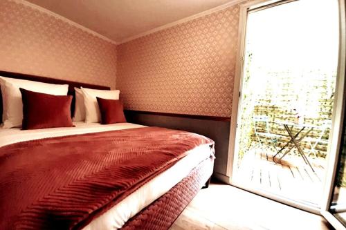 1 dormitorio con cama y ventana grande en Da Vinci Apartment Paris Montmartre AirCon, en París
