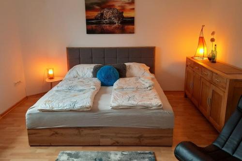 Ένα ή περισσότερα κρεβάτια σε δωμάτιο στο FeWo Elpetalblick