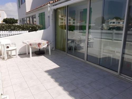 Photo de la galerie de l'établissement Appartement 2 pièces avec terrasse et véranda, à 200 m de la plage, commerces et pistes cyclables - FR-1-324A-22, à Saint-Hilaire-de-Riez