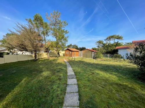 Photo de la galerie de l'établissement Maison familiale landaise à 350m de la plage avec garage, 4 chambres et jardin - FR-1-413-185, à Capbreton