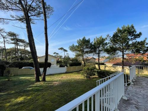 Photo de la galerie de l'établissement Maison familiale landaise à 350m de la plage avec garage, 4 chambres et jardin - FR-1-413-185, à Capbreton