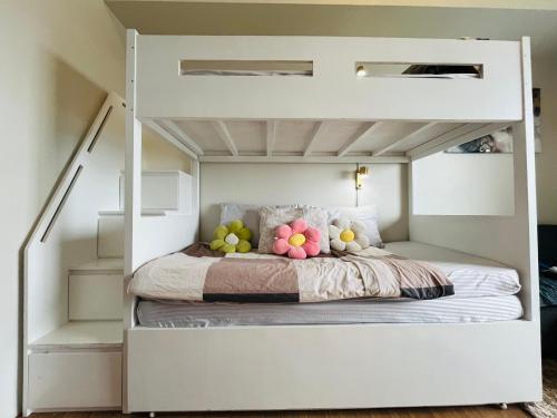 Una cama o camas en una habitación de The Elevated Abode - ComfyCosy Studio at The Loop