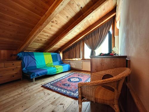 a small room with a bed and a window at Hostdomus - Chalet Sciatori Loft in Pragelato