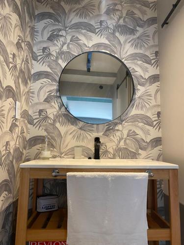 a bathroom with a sink and a mirror at Departamento Campana Centro in Campana