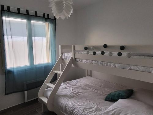 a bedroom with a bunk bed and a window at Villa Agde, 3 pièces, 5 personnes - FR-1-749-40 in Le Grau-dʼAgde