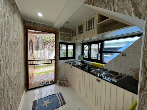 uma cozinha com um lavatório e uma bancada em บ้านนาวาภิรมย์B8/3 em Ban Khlong Khot
