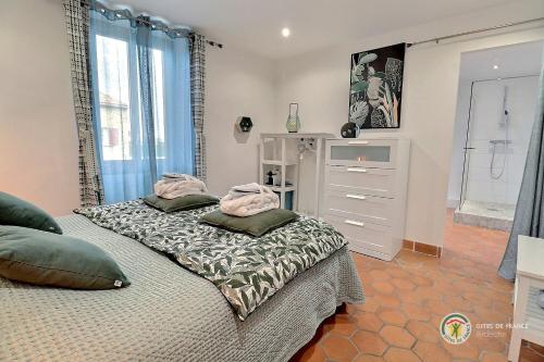 um quarto com 2 camas e uma cómoda em La bastide Maë em Saint-Remèze