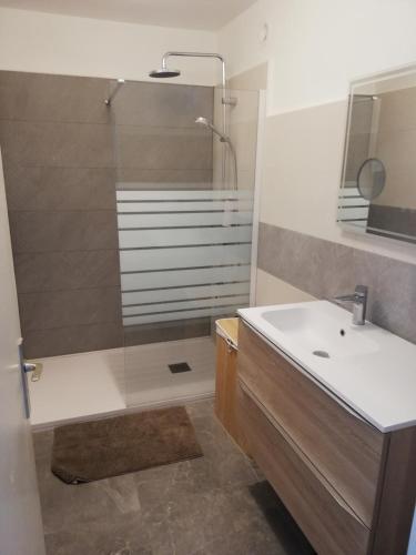 Photo de la galerie de l'établissement Charmant appartement, à Fréjus