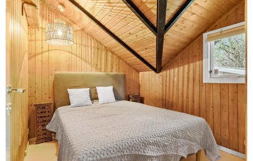 1 dormitorio con 1 cama en una pared de madera en Gorgeous Home In Melby With Wifi, en Melby