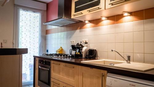 Kitchen o kitchenette sa L'Intemporel - Appartement T3 avec jardinet