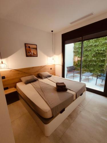 1 dormitorio con cama grande y ventana grande en Luxury Bella House Quesada, en Rojales