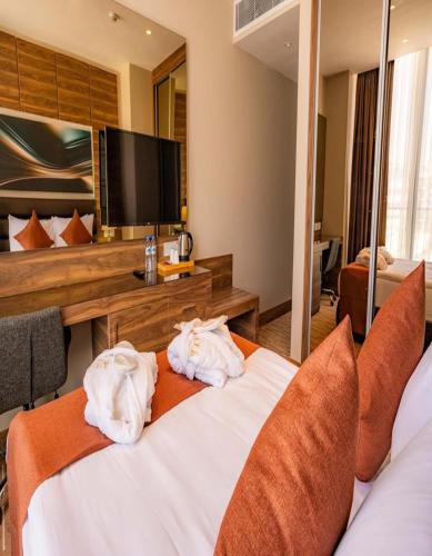 Postel nebo postele na pokoji v ubytování Ekor Elegance Hotel