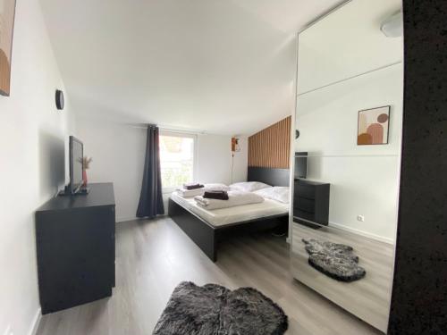 a bedroom with two beds and a mirror at Design Immo Ferienwohnung Rhein-Main Rodgau in Rodgau
