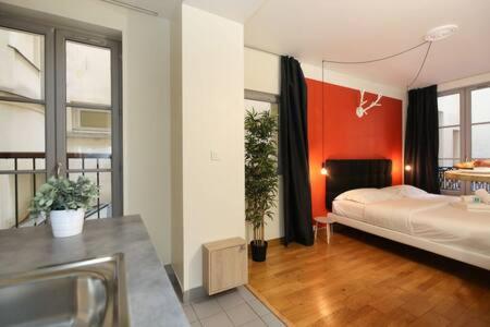 une chambre avec un lit et un lavabo dans l'établissement 101 - Studio confortable avec kitchenette Paris 5 - FLAT-GUEST, à Paris