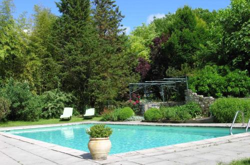 Una piscina en un patio con dos sillas. en Domaine Le Rolant, en Montaut