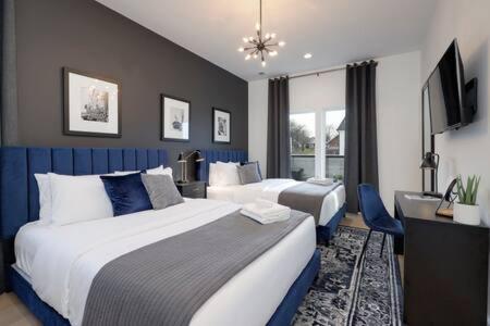 Habitación de hotel con 2 camas y TV en The Ireland - Modern Home with City Views Rooftop, en Nashville