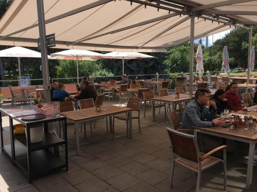 En restaurant eller et andet spisested på Yuki's Place - UN-VIC, Danube Beach and Subway near to Downtown Vienna