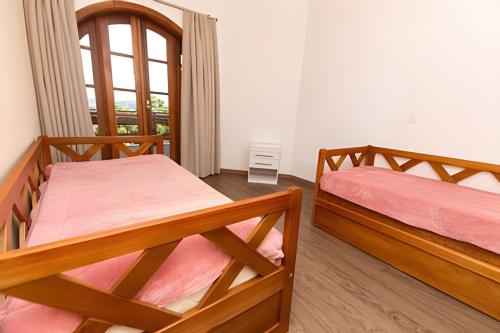 a bedroom with two bunk beds and a window at Quatre Saison 308 in Campos do Jordão