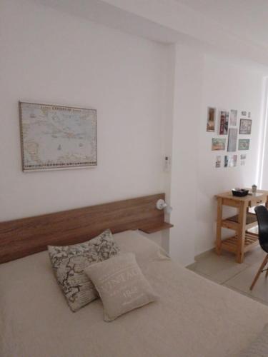 a bedroom with a bed with a map on the wall at Apart del Centro 01 cochera opcional in Santa Fe
