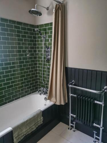 y baño con bañera y cortina de ducha. en Jameswood Villa, en Sandbank