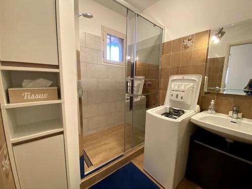 a bathroom with a sink and a washing machine at Bel appartement proche des criques - Climatisé in Six-Fours-les-Plages