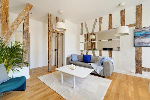 un salon avec un canapé et une table dans l'établissement Superbe T2 Bon Marchés Rive Gauche, à Paris