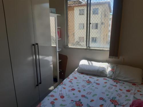 sypialnia z łóżkiem, szafką i oknem w obiekcie zona sul de Ilheus ,próximo a praia dos milionário w mieście Ilhéus
